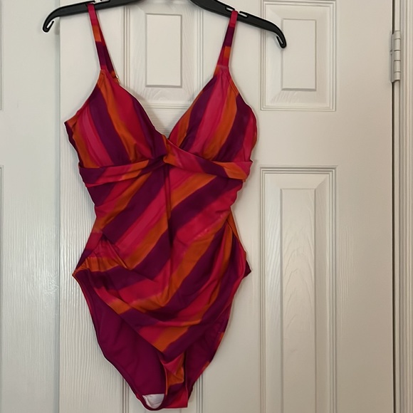 Ladies Beach Club Twist OnePiece, Multi Color, Slimming Swimsuit by RALPH LAUREN - Picture 4 of 16